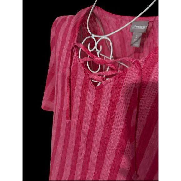 Great CONDITION STUNNING Chico's Top pink Striped Plisse Stretch Solid Tie Front - Picture 8 of 12